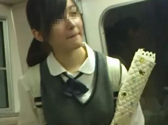【盗撮】マジでアイドル以上に可愛いかも！某沿線電車内で隠し撮りされた正統派美少女のパンティ映像！