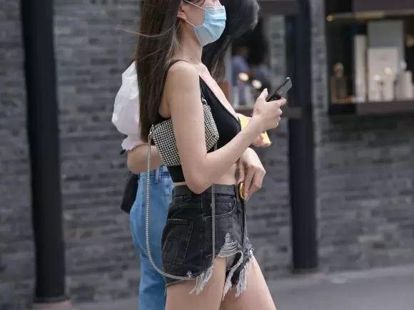 【盗撮】街中に痴女疑惑のモデル級美女発見！ダメージ加工のショーパンの脇から完全にパンチラしまくってるｗｗｗのトップ画像