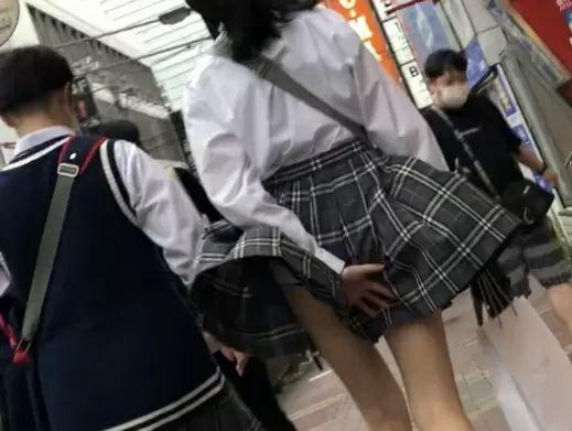 【盗撮】横浜駅周辺に神出現！暴風雨の日に可愛い女子校生たちの風パンチラを乱獲して公開！のトップ画像