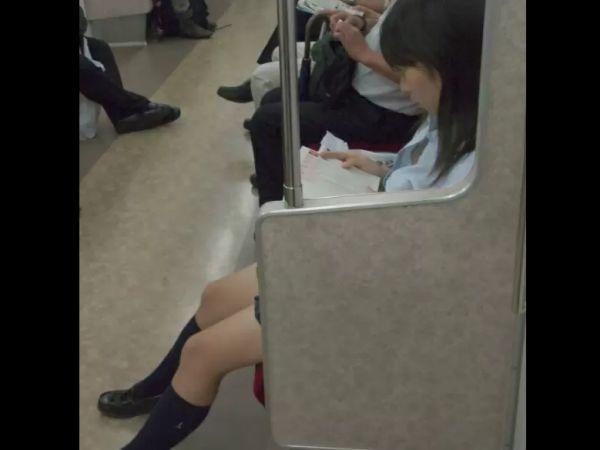 【盗撮】電車の窓越しで気付かない黒髪女子校生のブラウスの隙間から胸チラ覗き込みアングルで撮影ｗｗｗのトップ画像