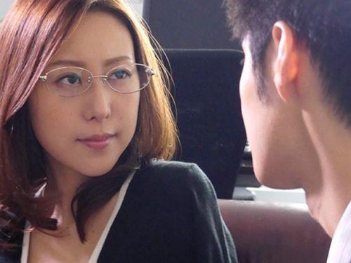 すれ違いの夫は無視して部下の硬い肉棒に酔いしれる巨乳美熟女の不貞妻！松下紗栄子のアイキャッチ画像
