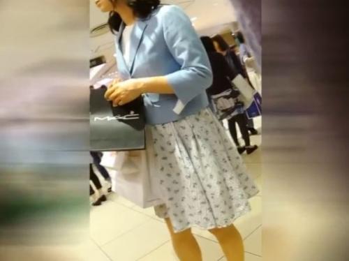 【HQ盗撮動画】デパ地下で全身からお色気オーラダダ洩れな美人セレブ若妻のパンチラ逆さ撮り！のトップ画像