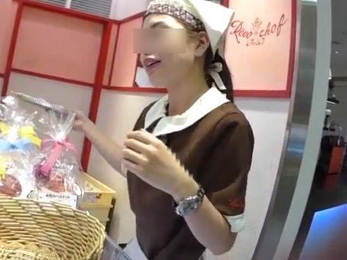 【盗撮動画】逆さHIRO!デパートの地下食品売り場の激カワ美人ショップ店員さんの接客とパンチラを隠し撮り!のトップ画像