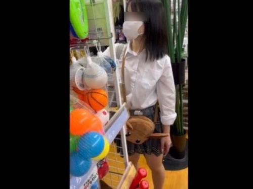 【盗撮動画】二次成長前なのか超細くて華奢な清純美少女のJKのパンチラ隠し撮りすると過激Tバックで肛門露出！のトップ画像