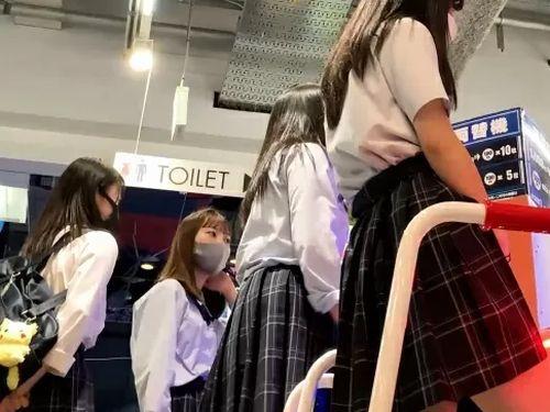 【盗撮】プルプルの尻肉が揺れる跳動感がマジたまんねえ!放課後にゲーセンでJKパンチラ隠し撮り!のトップ画像