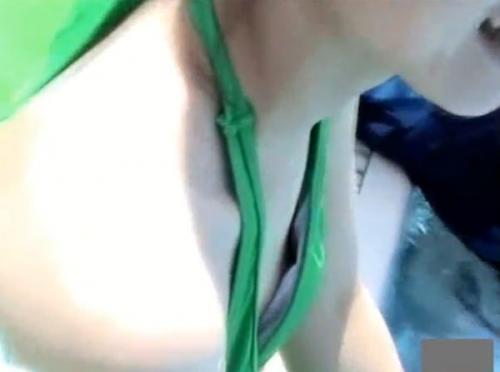 【盗撮】お姉さんや美人ママ達の乳首ゲット！真夏の街中やプールで胸チラを撮影しまくる専門撮り師の作品が神ってる！のトップ画像