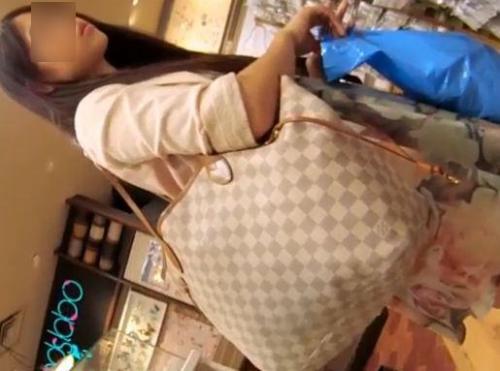 【盗撮動画】この美人ぶりは期待できる！買い物最中のムチ尻とパンチラを逆さ撮りされた美人ギャル！のトップ画像